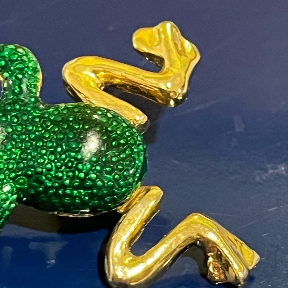 Vintage frog brooch